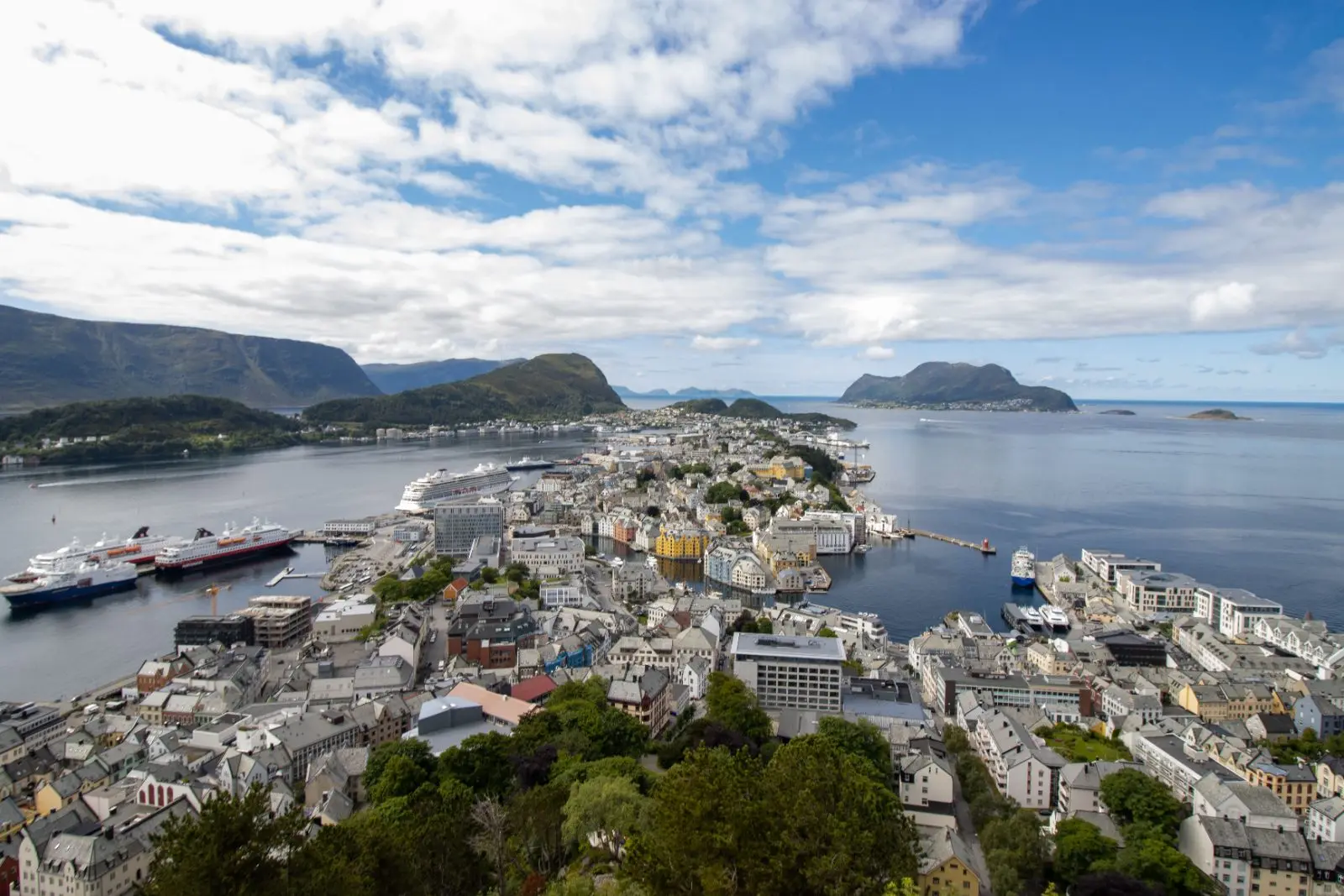 Utsikt over Ålesund sentrum fra Aksla, med jugendbyen, Brosundet, havna med cruiseskip og øyene Valderøya og Godøya i bakgrunnen