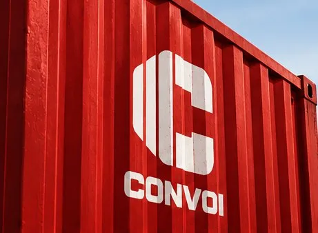 Convoi-logo på langsiden av en rød container